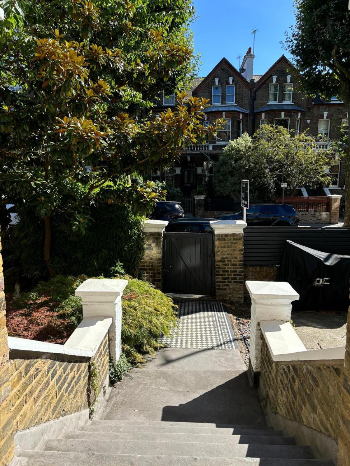 Appartement Beautiful 2 Bed In Queens Park, Londen